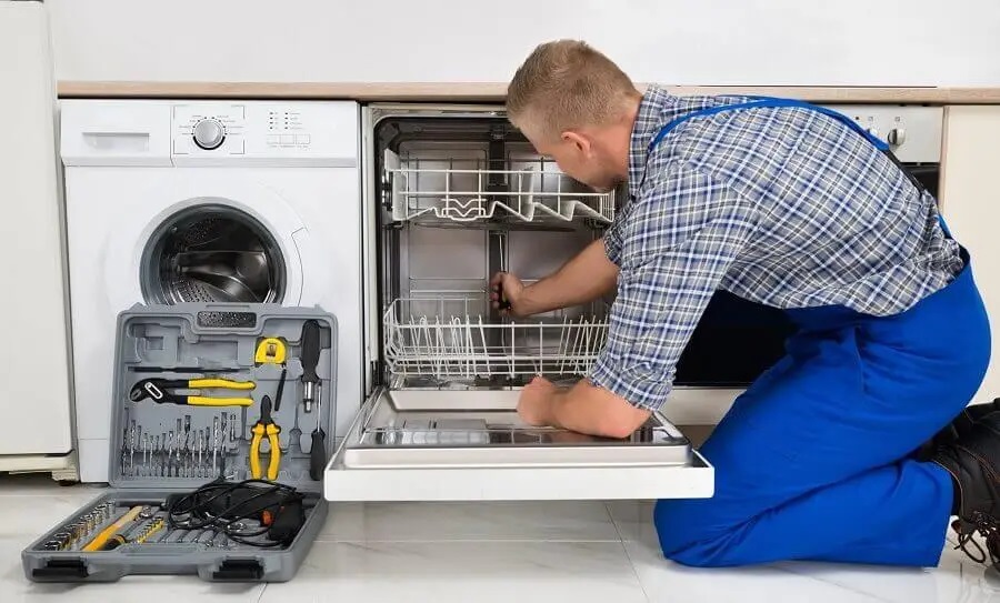 Seferihisar Midea servisi teknisyen ekibi beyaz eşya tamiri yaparken